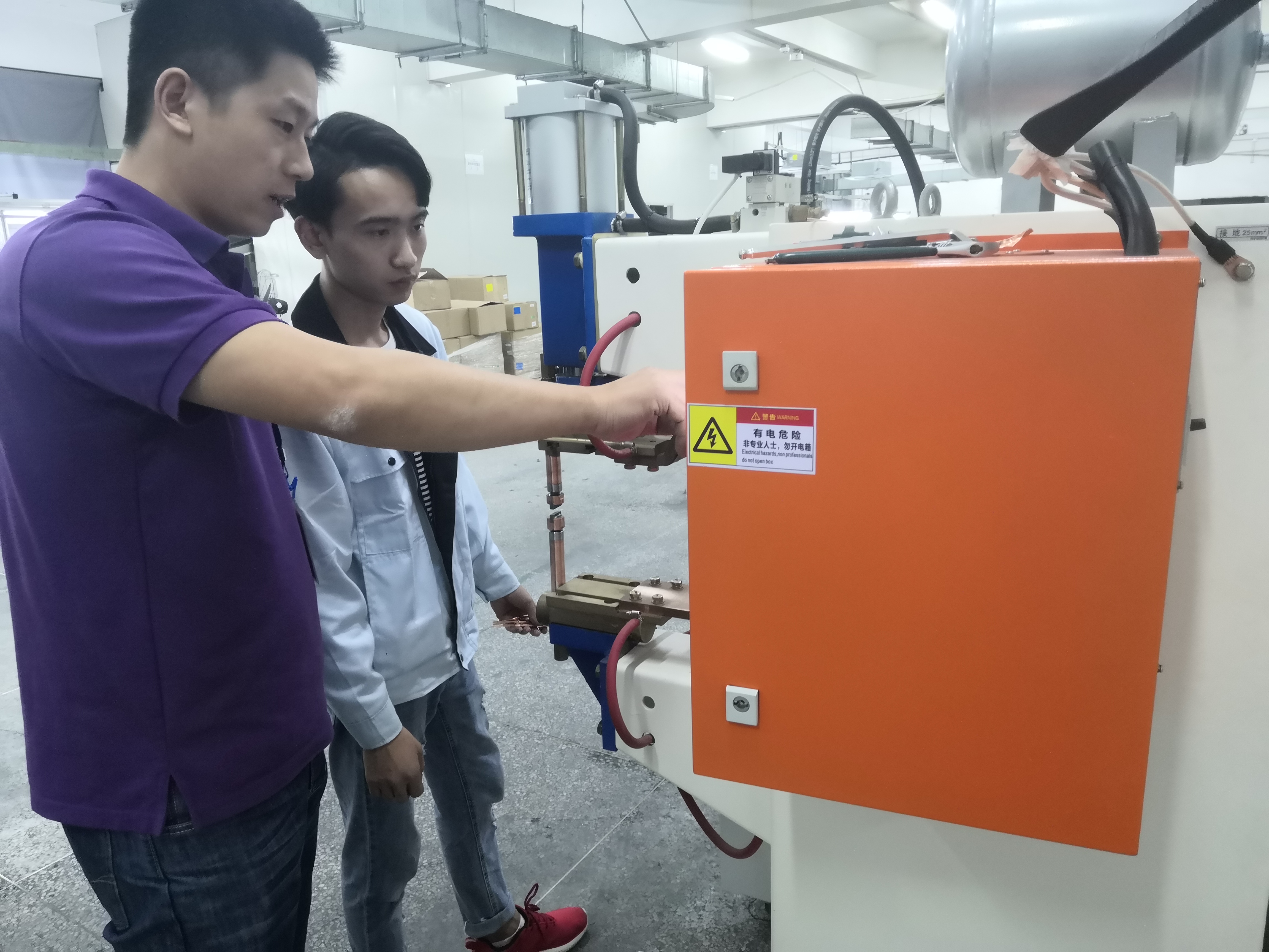 安嘉售后工程师给客户现场培训 安嘉售后工程师给客户现场培训