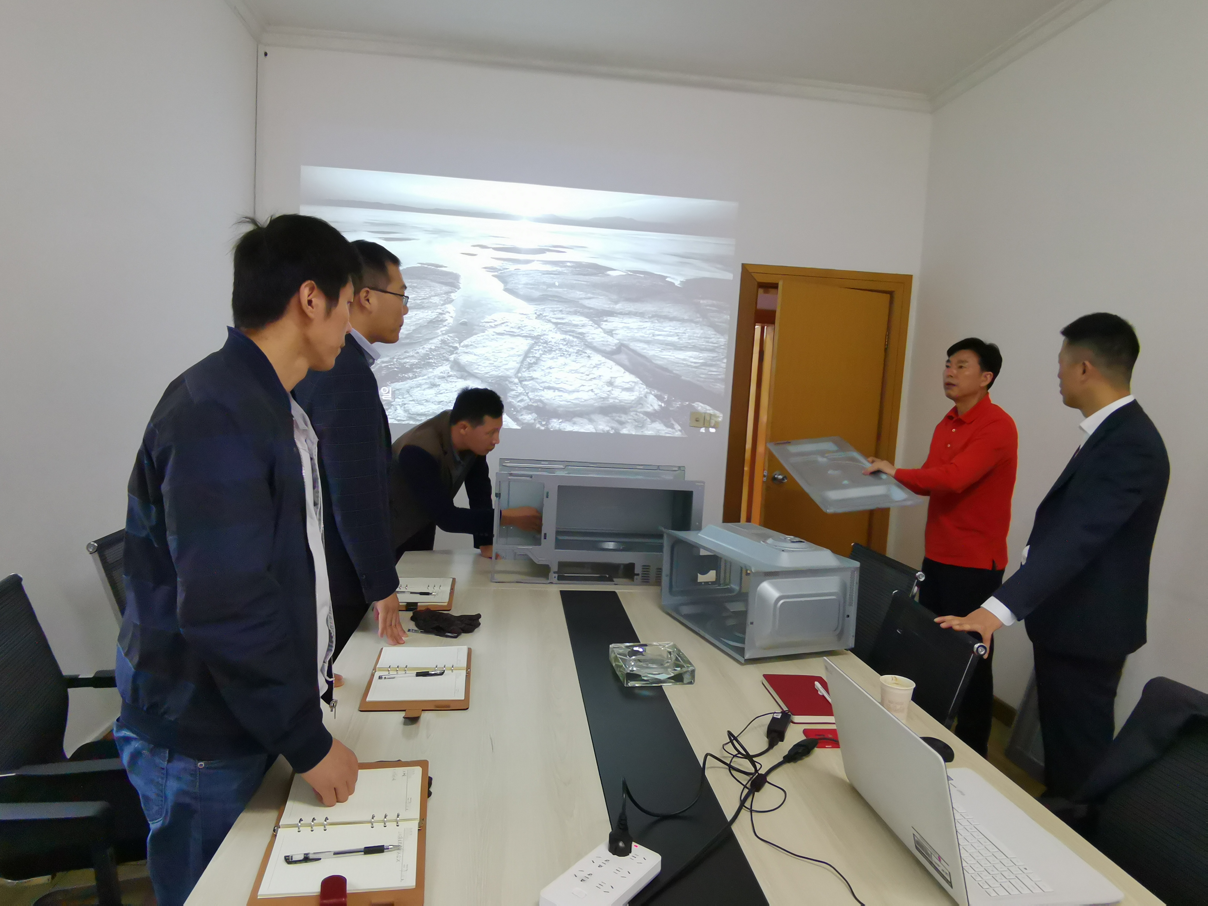 安嘉研发总工与韩国客户探讨方案 安嘉研发总工与韩国客户探讨方案