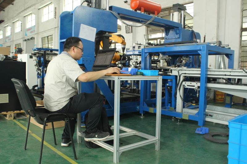 安嘉电气工程师专心致志调试 安嘉电气工程师专心致志调试