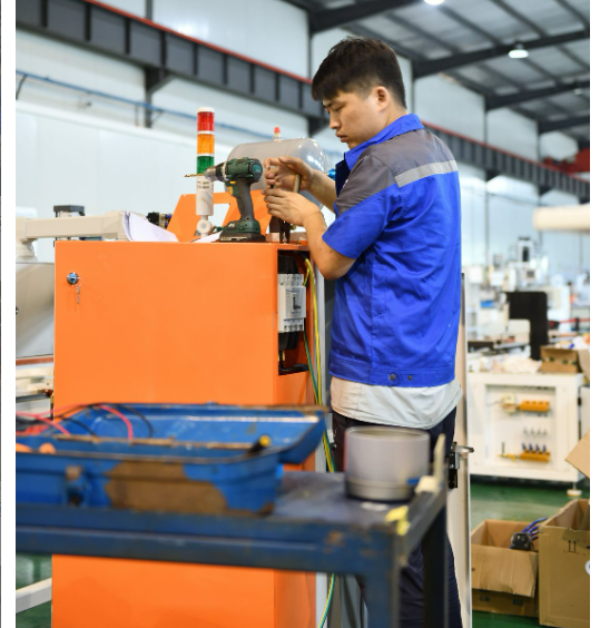 安嘉钳工正在专心装配点焊机 安嘉钳工正在专心装配点焊机