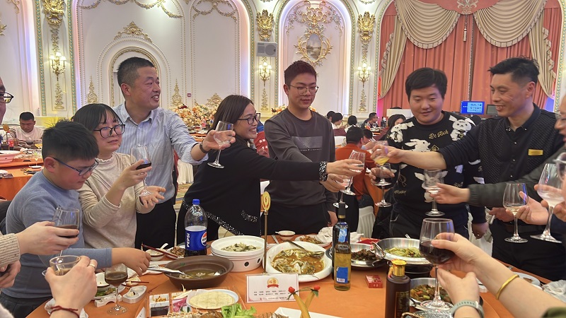 安嘉2025年年会敬酒-4 安嘉2025年年会敬酒-4