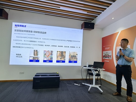 邓总参加机械荟活动