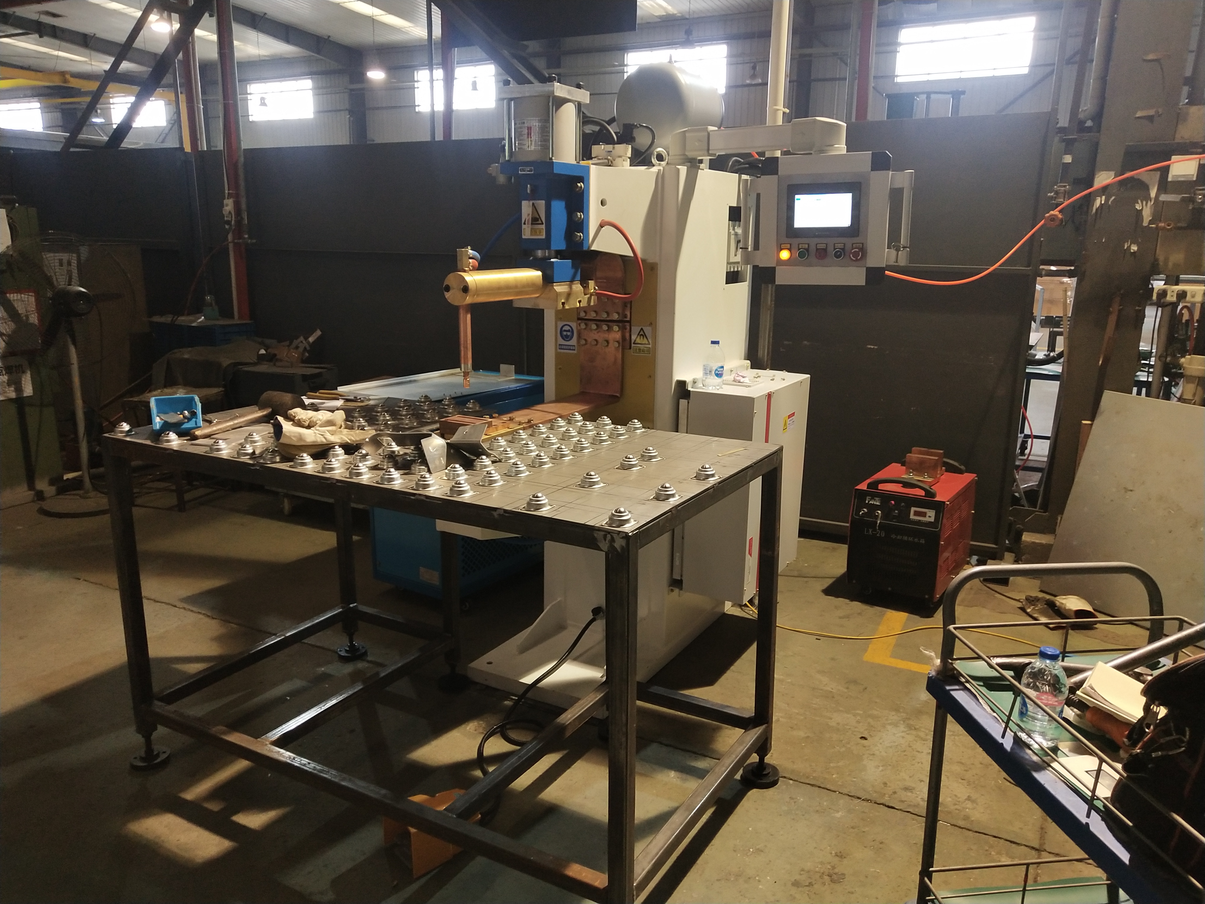 CD铝柜门加长臂点焊机定制项目介绍 CD铝柜门加长臂点焊机定制项目介绍