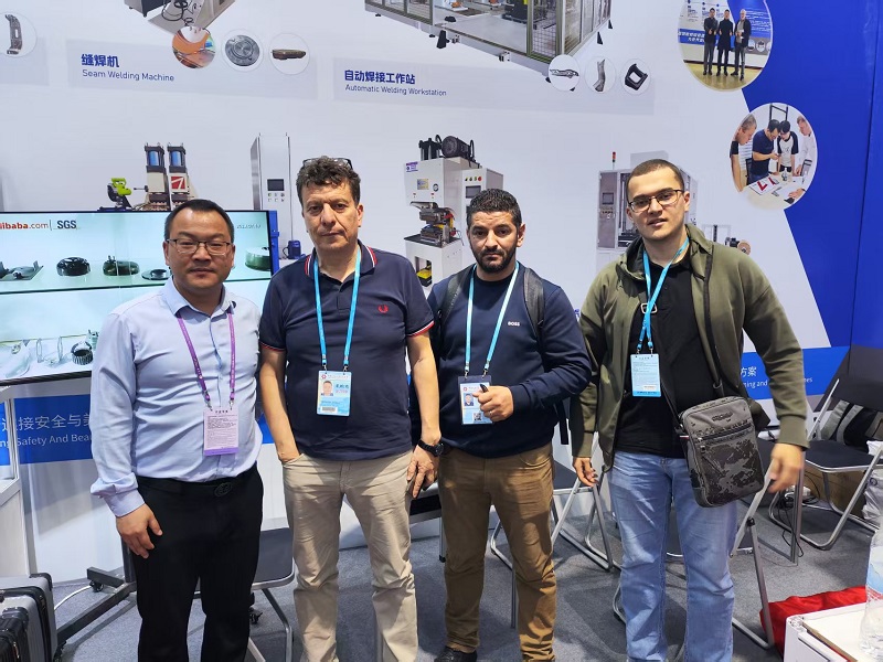 何经理与客户合影