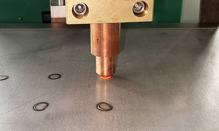 在点焊过程中，电极被压在工件上